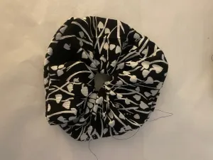 Black and White Scrunchies Ponytail Elasticized in Floral Pattern