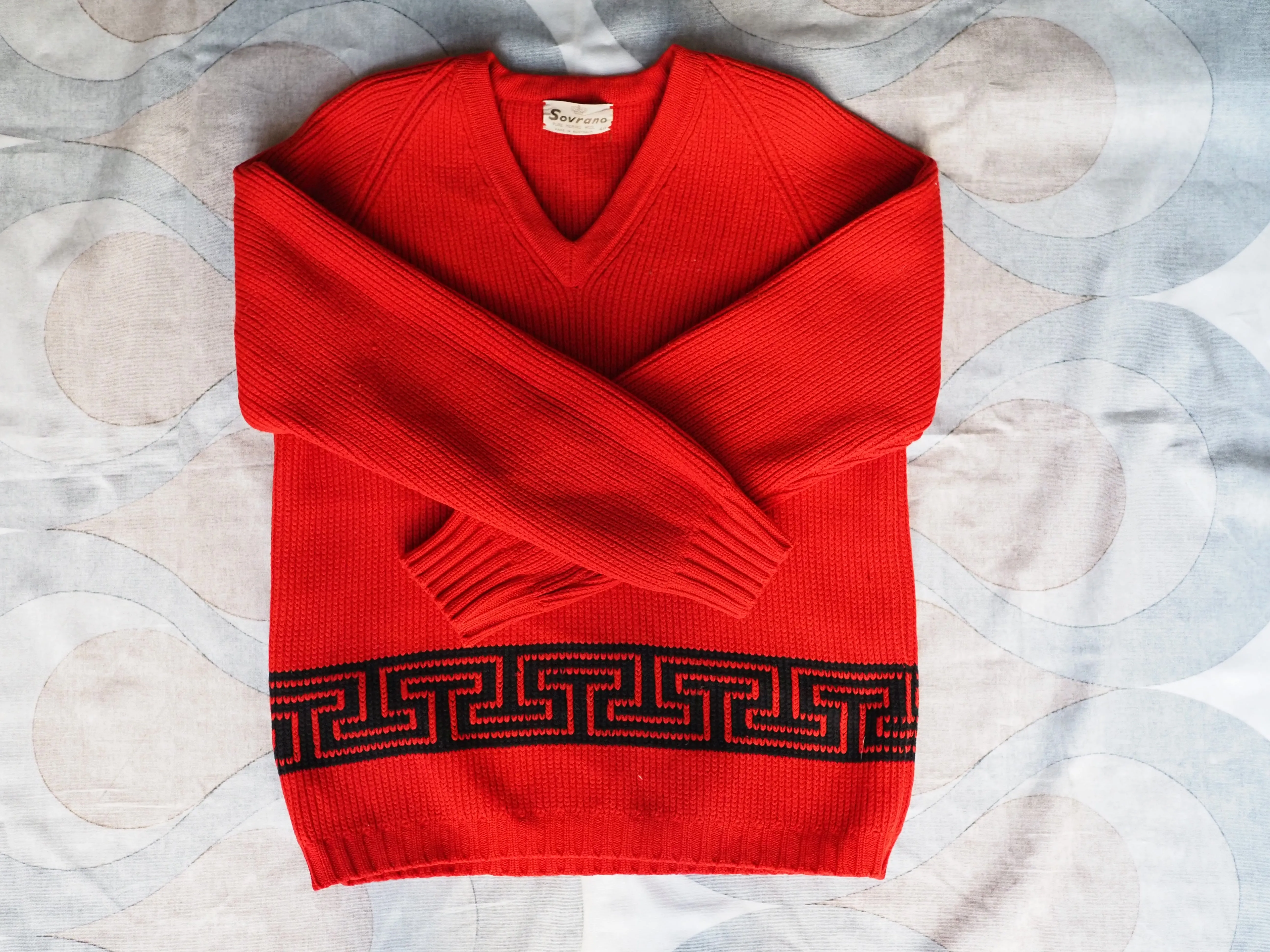 Vintage Sovrano 1980s chunky v-neck jumper, made in Australia, Medium.